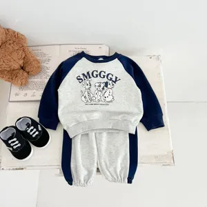 Dettaglio completo tuta felpa neonato, maniche raglan grigio blu navy con stampa cucciolo simpatica.