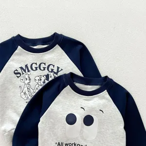 Dettaglio ravvicinato della felpa per bambini decorata con una simpatica stampa carina.