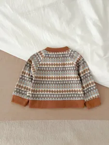 Cardigan en tricot pour bébé avec motif géométrique et bordures côtelées marron pour l'automne.