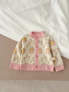 Gilet en tricot pour bébé à motif floral jacquard, bordures et boutons rose tendre.