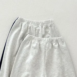 Pantaloni tuta bambini dettaglio vita elastica, grigio casual vista ravvicinata