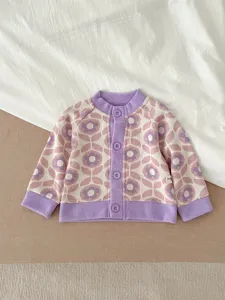 Gilet en tricot pour bébé avec motif de fleurs rétro, violet à manches longues boutonnées.