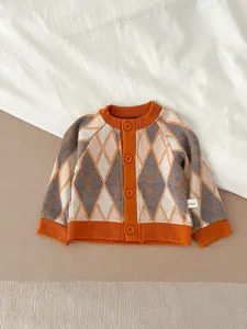Gilet en tricot pour bébé avec motif à losanges classique, simple boutonnage et manches longues.