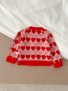 Cardigan en tricot rouge à cœurs pour bébé, joli pull chaud d'automne pour tout-petit.