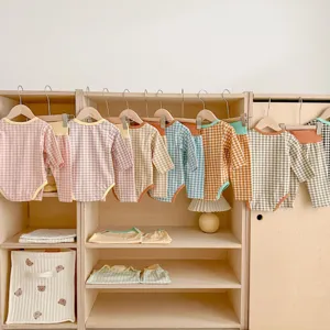 Set pigiama neonato in cotone a quadri manica lunga e pantaloni vita alta vista dettaglio