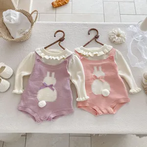 Detailansicht des Baby Strick Stramplers mit niedlichem Hasen Motiv und Rüschen Kragen im Set.