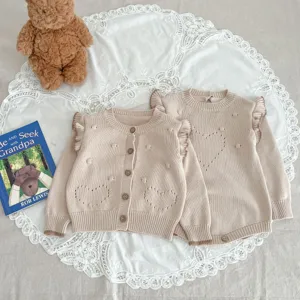Baby Strickjacke und Body Set, süße Rüschen und ausgefranste Herzmuster für Kinder.