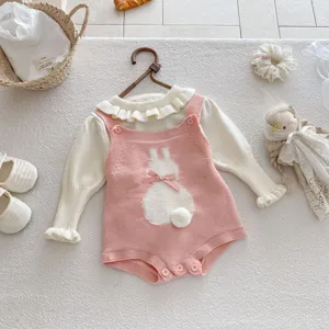 Süßes Baby Strick Overall Set mit weißem Rüschenshirt und rosa Hasen Strampler im Herbst.