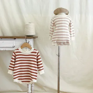 Detailaufnahme des gestreiften Baby Bodys mit gemütlicher Textur im rustikalen Fotostudio.
