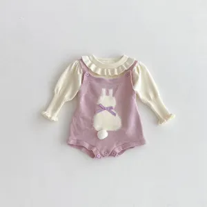 Niedliches Baby Strickoverall Set mit Langarmshirt und lila Hasen Design für den Herbst.