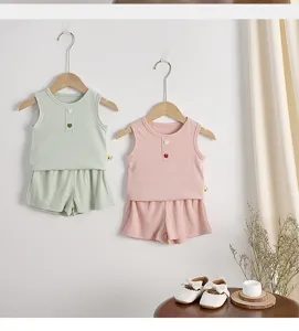Set estivo da bambina con top smanicato e pantaloncini, completo in cotone morbido e comodo.