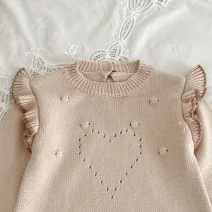 Baby Mädchen Strickpullover Detail, Rüschen Schulter, süßes Herzmuster Strick, schicker Stil.