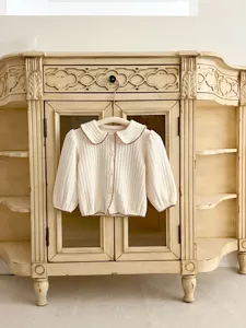 Cardigan de punto para bebé con cuello en contraste y manga larga para uso diario tierno.