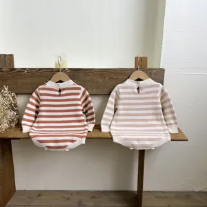 Babystrampler Detail mit niedlichen Querstreifen, langen Ärmeln und kuscheligem Material.