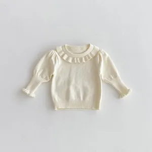 Süßer Babystrickpullover mit Rüschenkragen und schönen langen Ärmeln für Kleinkinder.