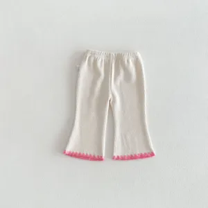 Kindergerippte Schlaghose Detailansicht, einfarbige Freizeithose mit rosa Spitzenbündchen.