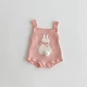 Süßes rosa Strick Baby Romper Detail mit charmantem weißem Hasenmuster und Bommel.