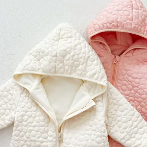 Mono de invierno acolchado para bebé con capucha en rosa y crema, cálido y muy cómodo.
