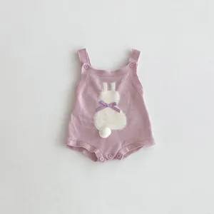 Süßer Baby Strick Jumpsuit Detail, rosa Wollstrampler für Mädchen mit Häschen und Schleife.