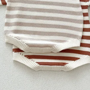 Nahaufnahme Detail von gestreifter Baby Strick Strampler Unterseite mit Druckknöpfen, weich.
