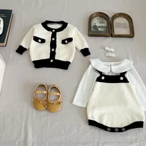 Schickes Strickjacke und Strampler Set für Babys, klassischer Schwarz-Weiß-Stil, Kleinkind.