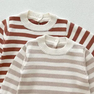 Nahaufnahme Detail von kuscheligen Baby Strick-Stramplern mit Streifen für den Herbst.