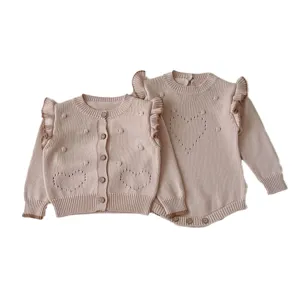 Bellissimo set coordinato di cardigan in maglia e tutina per neonata rosa con volant.