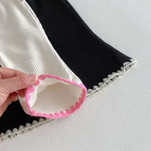 Gerippte Kleinkind Mädchen Schlaghose Detail mit Kontrastspitze am Bündchen und weich.