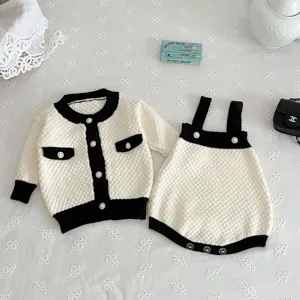 Kleinkind Baby Mädchen Strickjacke und Träger-Romper Zweiteiler-Set, schicker schwarz-weißer Stil.