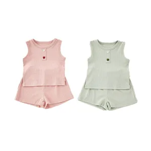 Delizioso set estivo da bambina con canotta a costine e pantaloncini, comodo abito in cotone.
