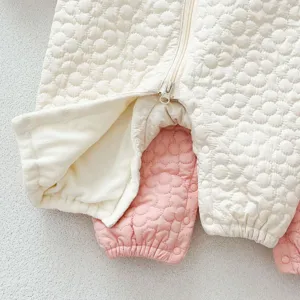 Mameluco acolchado para bebe con forro polar calido y patron floral para otono e invierno.