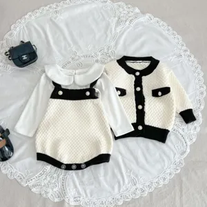 Kleinkind Baby Mädchen Strickjacke und Träger-Romper Detail, klassisches schwarz-weißes Set.