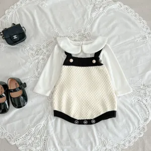 Schickes Baby Mädchen Strick-Romper-Set Detail, elegante Stepptextur mit klassischem Puppenkragen.
