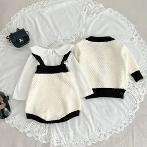 Süßes Baby Mädchen Strickjacke und Strampler Set, schicke schwarz-weiße Kleidung.