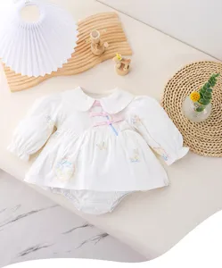 Grazioso tutina neonata in stile cinese a maniche lunghe con ricamo delicato e colletto bambola.