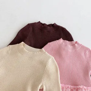 Maglione in maglia a maniche lunghe per ragazze e dettaglio abito principessa in tessuto a costine.