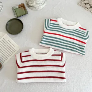 Detailansicht der gestreiften Babypullover aus weicher Baumwolle mit farbigem Streifenmuster.