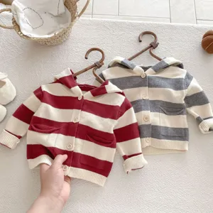 Detailaufnahme der gestreiften Baby-Kapuzenjacke mit Vordertaschen und praktischen Knöpfen.