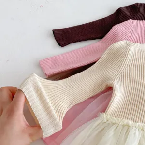 Primo piano della manica dell'abito in maglia bambina, dettaglio maglione a coste morbido