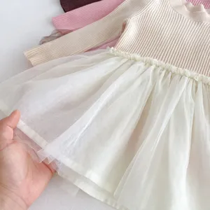Dettaglio abito tutu bambina in maglia, maniche lunghe morbide primo piano.