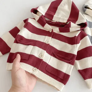 Nahaufnahme Detail des rot-weißen gestreiften Kapuzenstrickcardigans mit weicher Textur.