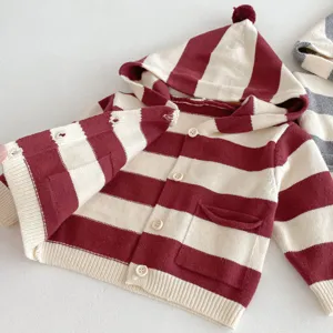 Baby rot-weiße gestreifte Strickjacke mit Kapuze, bequeme Kinderbekleidung für den Winter.