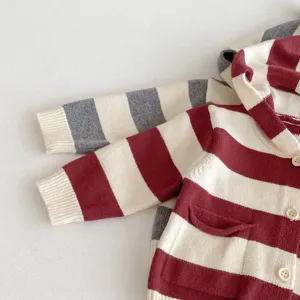 Detailansicht der gestreiften Baby Strickjacke mit Kapuze, weiche Textur, Knöpfe.