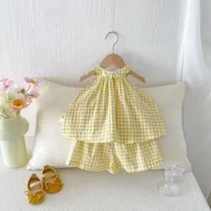 Delizioso e grazioso completo bambina con top halter a quadri gialli e pants dettaglio.