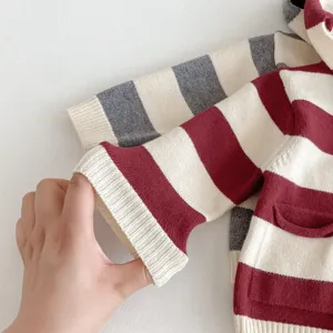 Nahaufnahme des Bündchens vom gestrickten Baby-Pullover, weiche Stoffstruktur.
