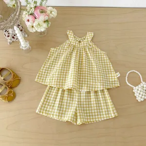 Completo estivo bimba top halter quadri giallo e pantaloncini, grazioso outfit floreale.