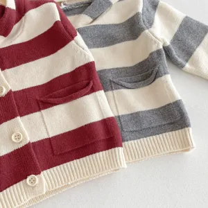 Nahaufnahme von Babystrickjacken, rot-weiße und grau-weiße gestreifte Pullover mit Taschen.