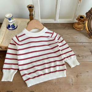 Detailansicht eines süßen Kleinkind gestreiften Strickpullovers, bequemes Baumwollshirt.