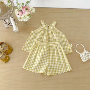 Set top halter e pantaloncini a quadretti gialli per bambina, grazioso outfit estivo.