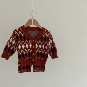 Vista detallada del cárdigan de punto con rombos retro y pantalones cortos para bebés.